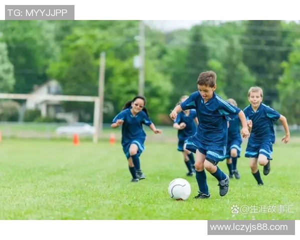 当绿茵场上掌声散去他独自低头背影显得格外忧伤